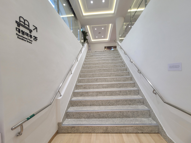 별관 2층(대청 마루)으로 올라가는 계단은 부산 미국문화원 당시 1개 층을 증축할 때 만들어진 계단으로 원형이 그대로 남아 있다.