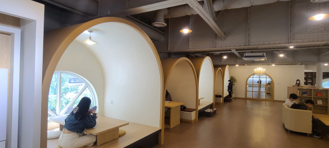 2층에는 책을 읽거나 휴식을 취할 수 있는 아치형 공간들과 신발을 벗고 들어가 쉴 수 있는 휴식 공간, 건물 신축 당시 아치형 창문을 모티브로 한 포토존 등이 있다.