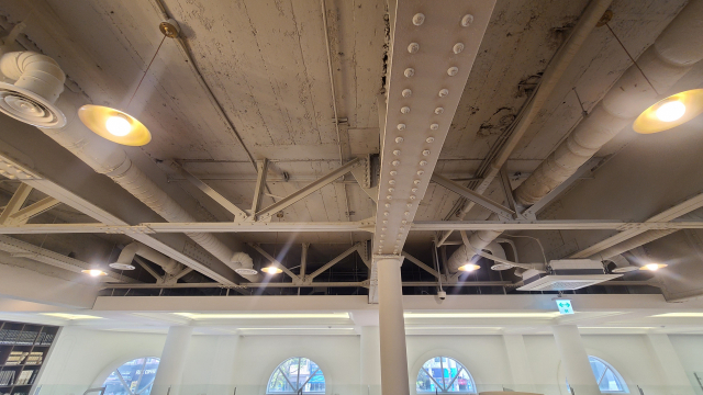 2층 천장에는 관동 대지진 이후 일제가 내진성을 강화하기 위해 적용한 철골철근콘크리트 구조가 그대로 드러나 있다. 건축사적 의미를 보여 주기 위해 구조 내부를 과감히 노출했다.