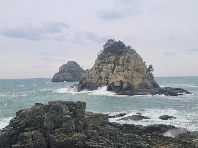 오륙도 선착장 앞에서 바라본 오륙도. 오륙도는 부산의 상징이다. 오륙도 선착장 앞은 오륙도를 가장 가까이에서 볼 수 있는 곳이다.