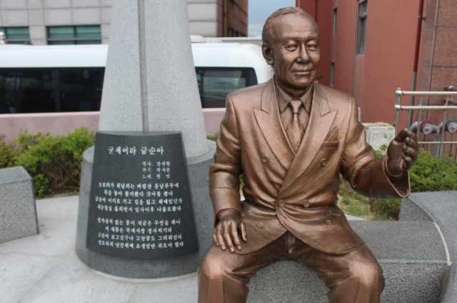 영도대교 끝자락에는 가수 현인의 동상과 노래비가 있다. ‘굳세어라 금순아’ ‘신라의 달밤’ 등 주옥같은 곡들을 남긴 현인은 영도가 고향이다.