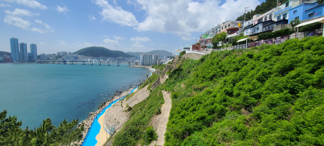 이송도전망대에서 바라본 흰여울 문화마을과 절영해안산책로. 멀리 남항대교와 송도가 보인다.