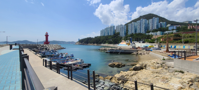 중리선착장과 중리 해변. 갈맷길 3-3코스 도보인증대는 원래 이곳에 있었지만, 태풍으로 날아가 버려 지금은 400m가량 떨어진 영도해녀문화전시관 입구에 있다고 하니 참고하면 된다.