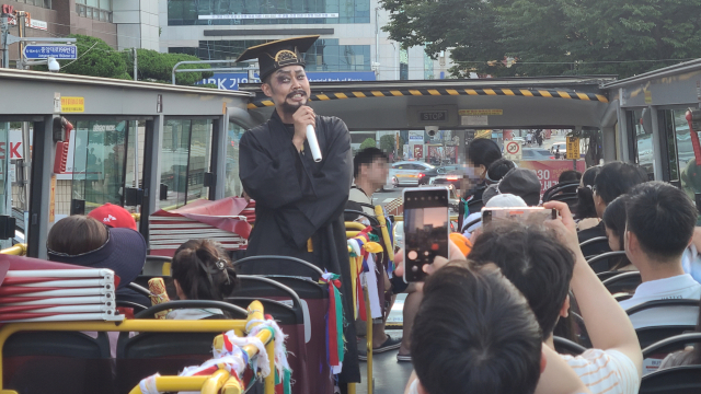올여름 부산에서는 무더위를 식혀 줄 공포 체험 시티투어버스인 ‘썸머 호러 나이트 투어’가 달린다. 염라대왕 복장을 한 이가 전문 문화관광해설사와 함께 탑승해 부산의 역사와 명소, 음식 등을 소개한다. 중간중간 귀신 