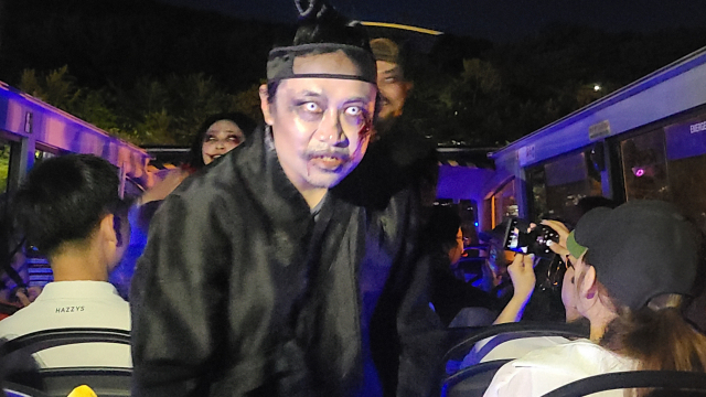 시티투어버스가 태종대에 도착하면 조명이 꺼지고 귀신들이 등장한다. 총각이 죽어서 된 귀신인 몽달귀신.