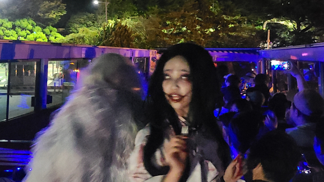 처녀 귀신은 특히 남성 승객 주변을 두리번거려 탑승객들의 웃음을 자아낸다.