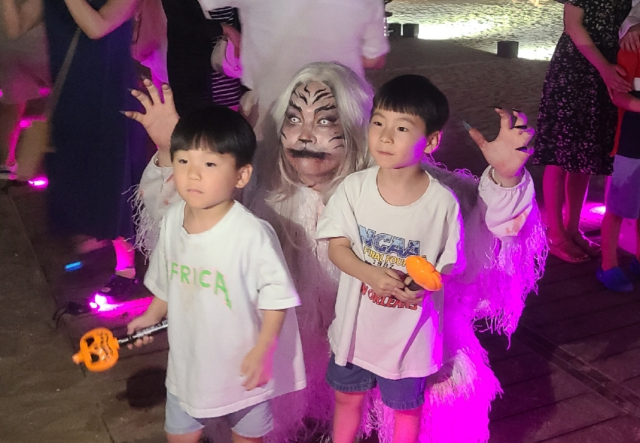 탑승객들은 광안리해수욕장에서 귀신들과 함께 사진을 찍을 수 있다. 어린이 탑승객이 장산범과 기념 사진을 찍고 있다.