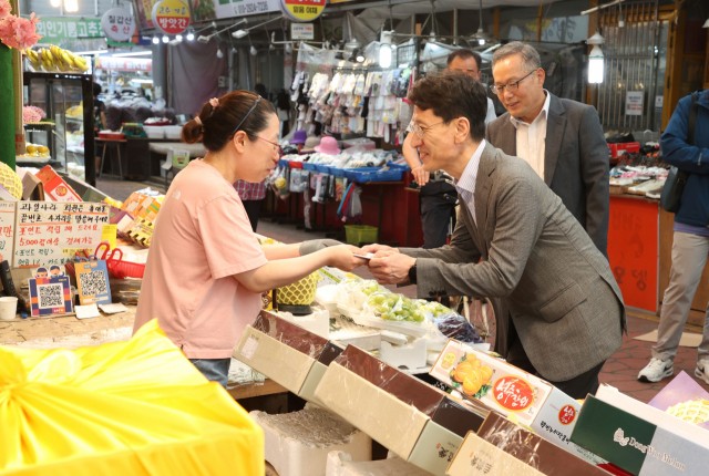<b>추석</b> 차례상, 전통시장서 챙기면 마트보다 20% 싸다