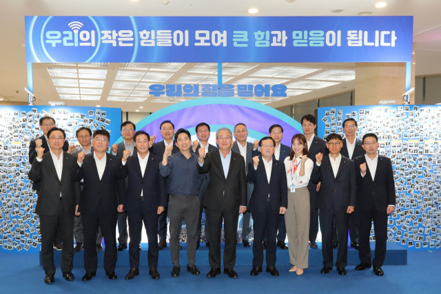 임종룡 우리금융그룹 회장(앞줄 오른쪽에서 5번째)이 지난 20일 자회사 CEO 및 임직원들과 우리금융 본사에 모여 조직문화 혁신을 다짐하며 기념촬영을 하고 있다. 우리금융 제공