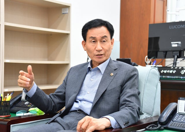 ‘착용’만 허용된 홍보물, 손에 들었다면? <b>대법</b> “<b>선거법</b> 위반”