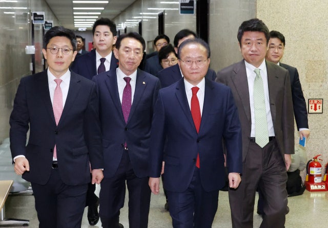 국힘, <b>비대위</b> <b>체제</b> <b>전환</b>키로 "국민 눈높이에 맞는 <b>비대위</b>원장 선임"