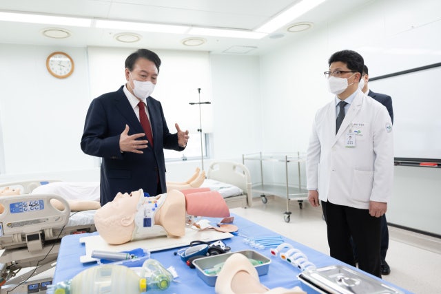 윤 <b>대통령</b>, <b>부산대</b> <b>권역외상센터</b> 7000억 지원 약속