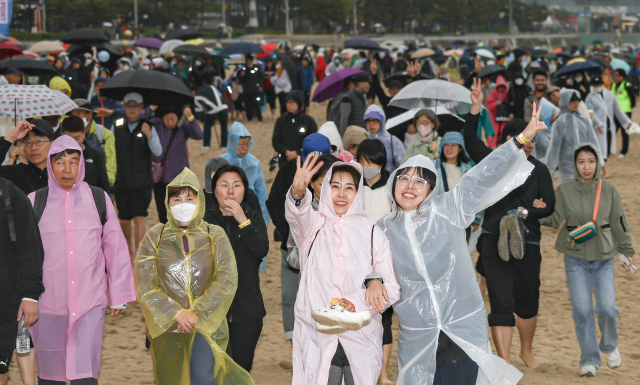 맨발걷기 좋은도시 부산 선포식 및 세븐비치 어싱 챌린지가 열린 21일 부산 해운대해수욕장에서 참석자들이 해안선을 따라 맨발걷기를 하고 있다. 김종진 기자 kjj1761@