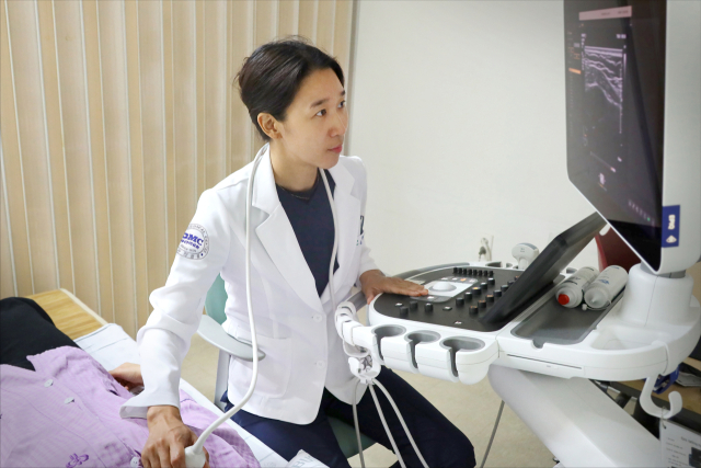 부산의료원 외과 김연우 과장이 유방 초음파 촬영을 하고 있다. 부산의료원 제공