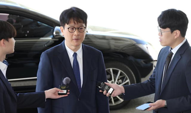 Lee Chang-soo, the newly appointed chief prosecutor of Seoul Central District Prosecutors' Office, answering reporters' questions as he arrives at the Seoul Seocho-gu office on the 16th. Yonhap News