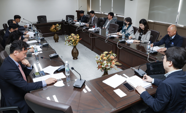 16일 오전 부산일보사에서 부산맨발걷기좋은도시운동본부 운영위원회 첫 회의(오른쪽)가 열렸다. 이날 운영위는 앞서 4월 해운대해수욕장에서 열린 세븐비치 어싱 챌린지 첫 이벤트를 평가하고 개선 방안에 대해 논의했다. 김