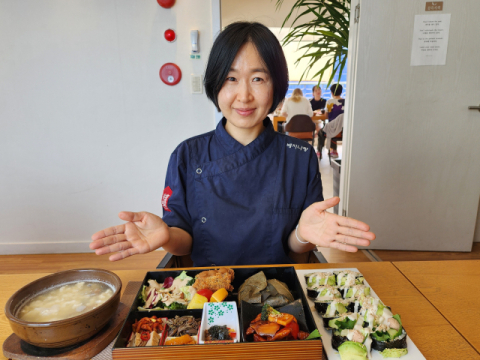 사찰음식퓨전식당 베지나랑 석은미 점장이 연차림 세트 등 메뉴를 선보이고 있다.