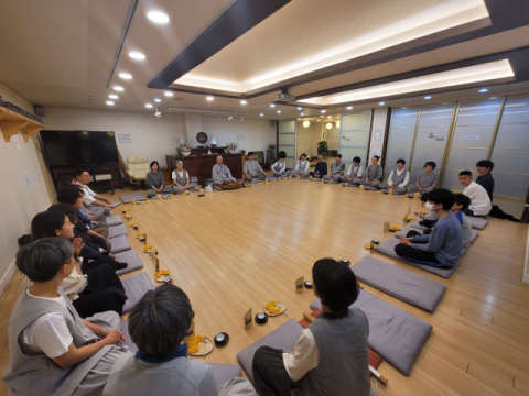 베지나랑 직원과 휴심정 공동체 가족들이 모여서 명상을 하고 있다.