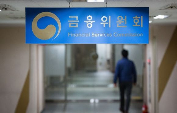 首爾Jongno -Gu的首爾政府綜合大樓金融服務委員會的內部董事會。金融委員會