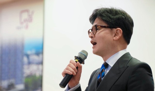 국<b>힘 당권</b>주자들 ‘김건희 여사 문자’ 놓고 진흙탕 싸움