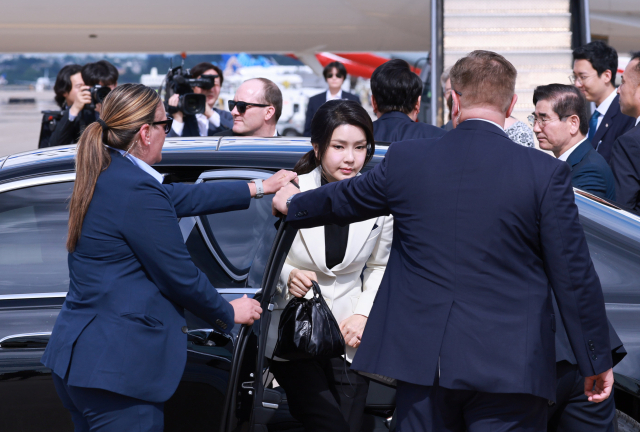 President Yoon Suk-yeol and First Lady Kim Geon-hee, who completed their schedule for attending the 75th NATO Summit, arrived at Dulles International Airport near Washington, DC, on the 11th(local time) for their return to Korea. Yonhap News