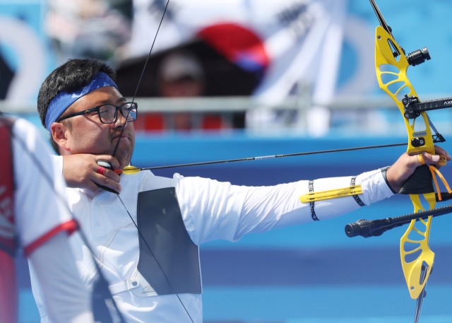 한국 양궁, 남자 개인전 은메달 확보…<b>김우진</b>-<b>이우석</b> <b>4강</b> 맞대결