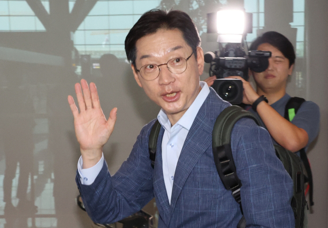 With Kim Kyung-soo, a potential presidential candidate and former governor of South Gyeongsang Province, becoming a recipient of the Independence Restoration Lottery on Liberation Day, conflicts are erupting within both ruling and opposition parties. Kim, the former governor, who briefly returned to Korea from the UK to attend the memorial service for former President Roh Moo-hyun in June. Yonhap News
