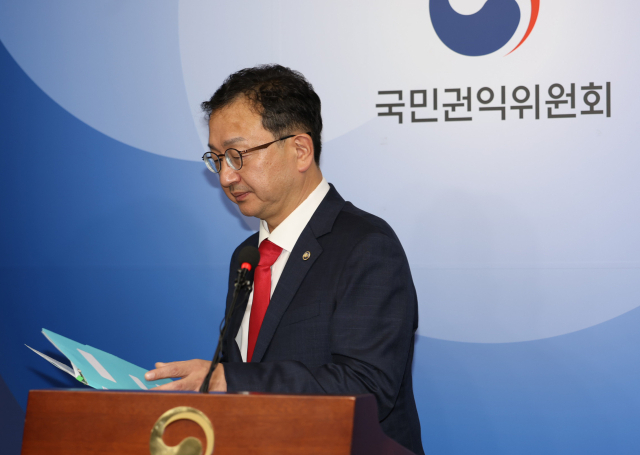 Jeong Seung-yoon, vice chairman of the Commission on National Human Rights, is wrapping up a deliberation and decision announcement at the government Sejong headquarters on July 22 and is leaving the press room. Yonhap News