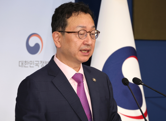 Jeong Seung-yoon, vice chairman of the Commission on National Human Rights, is briefing on the increase in the amount range of food under the Anti-Corruption Law and emergency medical helicopter use related to the report case involving the emergency medical helicopter use by the opposition party leader at the annex of the government Seoul City Hall in Jongno-gu, Seoul on the 23rd. Yonhap News