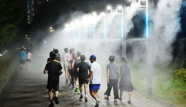 On the night of the 6th, people in Busanjin-gu, Busan, at Busan Citizens' Park are jogging lightly to cool off and beat the heat in the evening heat that continues through the tropical night. Despite entering the autumn season with the beginning of Chubun on the 7th, the heat wave and tropical nights continue.