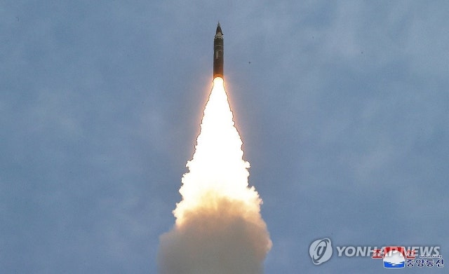 북한, 쓰레기 풍선 이어 <b>탄도미사일</b> 도발 <b>재개</b>