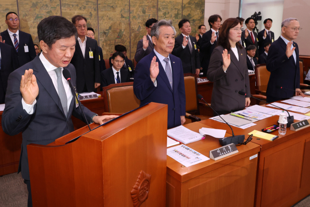 24일 서울 여의도 국회에서 열린 문화체육관광위원회의 대한축구협회 등에 대한 현안질의에서 유인촌 문화체육관광부 장관, 정몽규 대한축구협회장, 홍명보 축구 국가대표팀 감독 등이 증인선서를 하고 있다. 연합뉴스