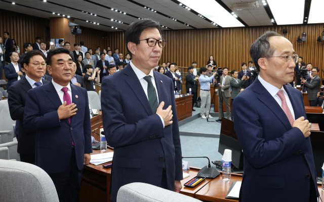 국민의힘 추경호 원내대표(오른쪽부터), 박형준 부산시장, 김두겸 울산시장, 박완수 경상남도지사 등 참석자들이 24일 오후 국회에서 열린 국민의힘-부산·울산·경남 지역민생 예산정책협의회에서 국기에 경례하고 있다. 연합