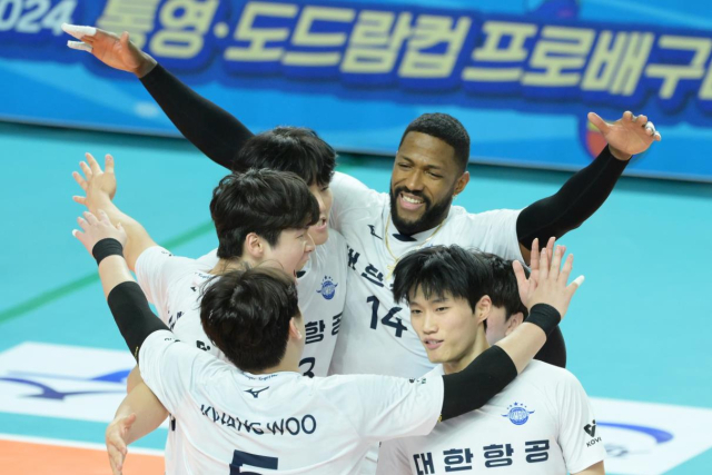 대한항공, 현대캐피탈 잡고 <b>컵대회</b> 준결승행