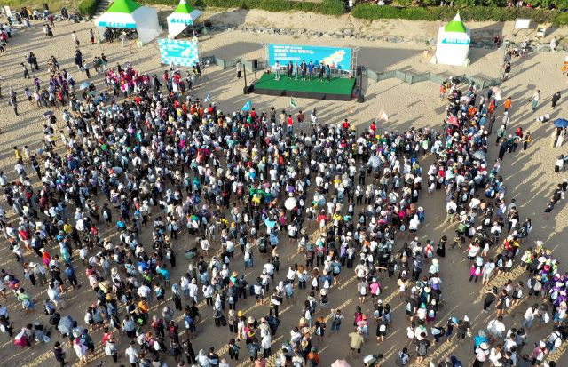 부산 바닷가 맨발걷기 축제인 ‘세븐비치 어싱 챌린지’ 다대포해수욕장 편이 진행된 28일 오후 참석 내빈들이 인사를 하고 있다. 정종회 기자 jjh@
