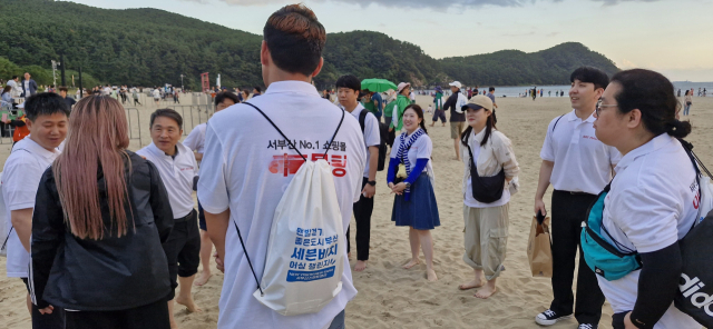 부산 사하구 하단동 대형 패션 쇼핑몰 대표와 직원들이 회사 이름이 적힌 티셔츠를 입고 챌린지에 참석했다. 김희돈 기자