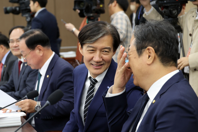더불어민주당 황희 의원(오른쪽)과 조국혁신당 조국 의원이 8일 서울 용산구 국방부에서 열린 국정감사에서 대화하고 있다. 연합뉴스