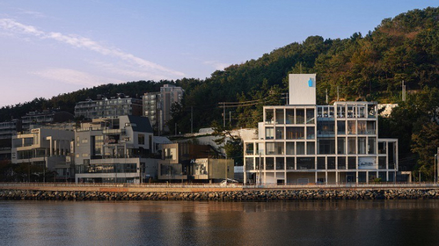 부산 수영구 민락동에 문을 연 '블루보틀 부산 민락 카페'. 블루보틀커피코리아 제공