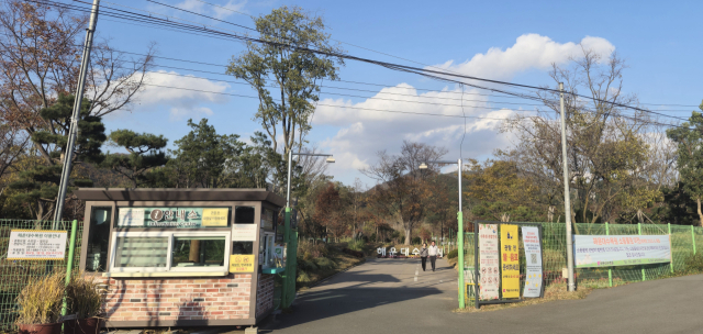 부산 해운대구 석대동 해운대수목원 정문. 초등학교 안전지킴이 초소를 닮았다. 김희돈 기자