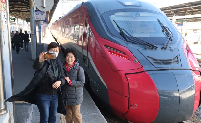 [포토뉴스] <b>강릉</b> 출발한 <b>동해선</b> ITX-마음 첫 열차 부전역 도착