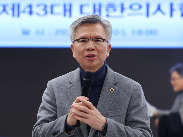 제43대 대한의사협회장에 당선된 김택우 전국광역시도의사협의회장이 8일 오후 서울 용산구 대한의사협회에서 당선 소감을 밝히고 있다. 김택우 신임 대한의협회장은 7일~8일 이틀 동안 전자투표로 진행된 보궐선거 결선 투표