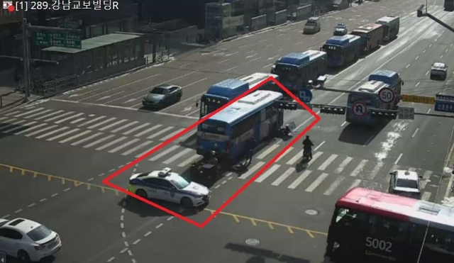 설날 <b>강남대로</b>서 <b>오토바이</b>·<b>버스</b> '쾅'… 60대 이륜차 운전자 숨져