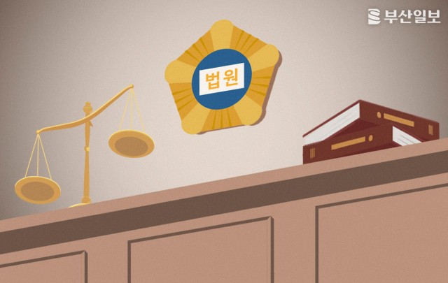 '<b>음원 사재기</b>' 가수 <b>영탁</b> 전 소속사 대표에 <b>징역</b> 8개월…법정구속