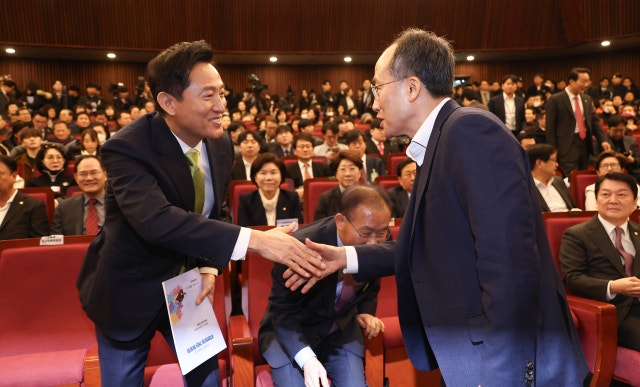 <b>오세훈</b>, 국회서 '<b>개헌 토론회</b>'…보폭 확장