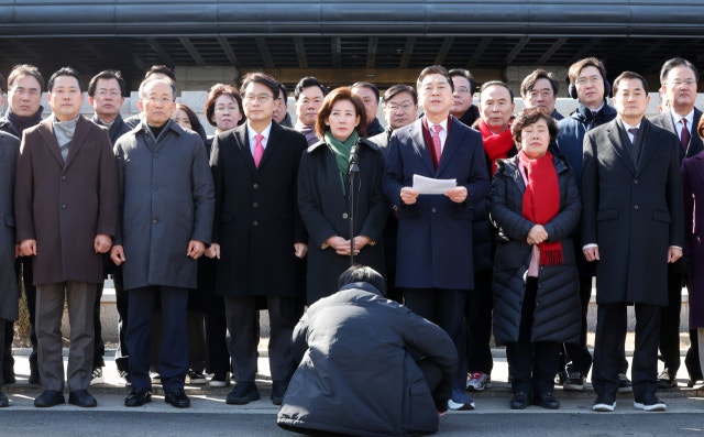 국민의힘은 <b>헌재</b>로, 민주당은 서부지법으로