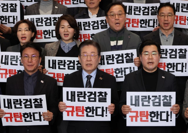 <b>이재명</b> "<b>검찰</b>, 尹석방 의도적 <b>기획</b> 의심…'산수 못했다' 안믿어져"