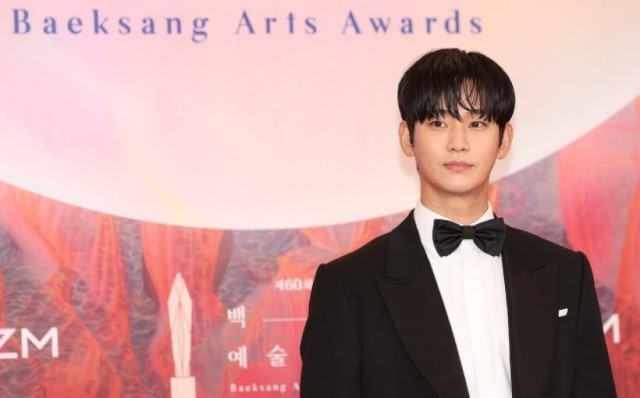 "<b>김수현</b>, 故<b>김새론</b> 미성년 시절 <b>교제</b>" <b>의혹</b>…불매 움직임에 광고계 '비...
