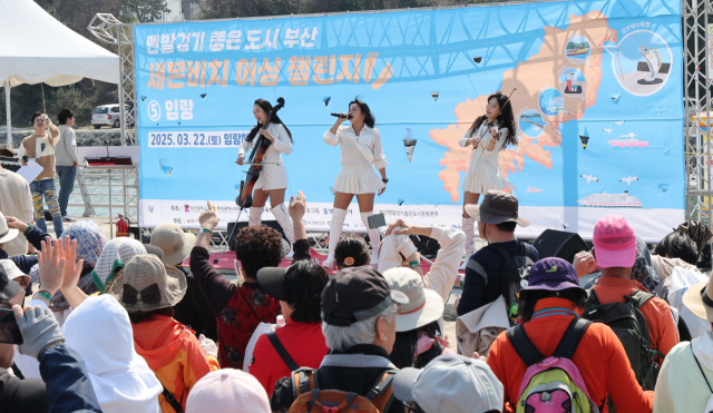 22일 오후 부산 기장군 임랑해수욕장에서 열린 ‘맨발걷기 좋은 도시 부산 세븐비치 어싱 챌린지 임랑’ 행사에서 참가자들이 축하공연을 즐기고 있다. 정종회 기자 jjh@