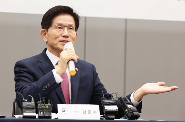 부산 보수단체 “<b>김문수</b>, <b>대선 출마</b>해야”