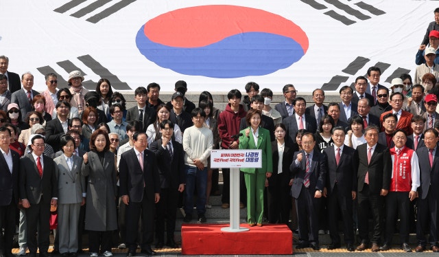 "내가 <b>이재명</b> 꺾는다" <b>나경원</b>, <b>대선</b> 출마 선언